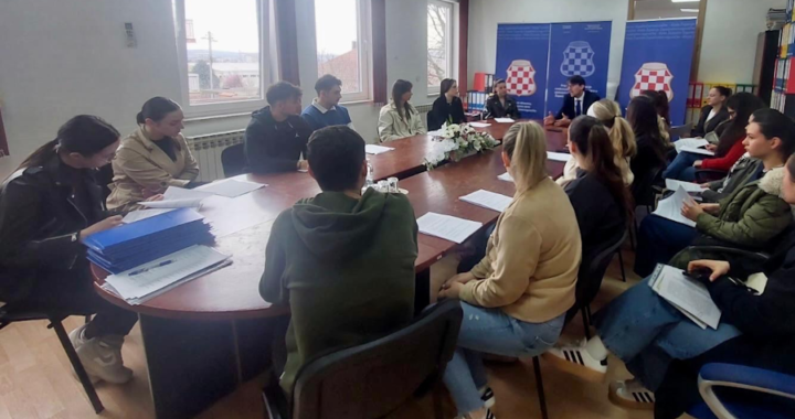 
U Grudama potpisani ugovori s polaznicima programa prekvalifikacije medicinskih sestara/tehničara u stomatološke sestre/tehničare